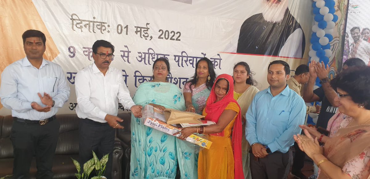 Karnal_AO_IOCL's tweet photo. On occasion of #UjjwalaDiwas2022 LPG Panchayat held at Sonipat in presence of CGM(LPG), DSO and DLH, KIDO, to create safety awareness. Gifts were also distributed to PMUY beneficiaries
#6YearsOfUjjwala 
@IndianOilcl @ChairmanIOCL @DirMktg_iocl @Bohrashyam2 @DelhiIocl https://t.co/v48EzesbER