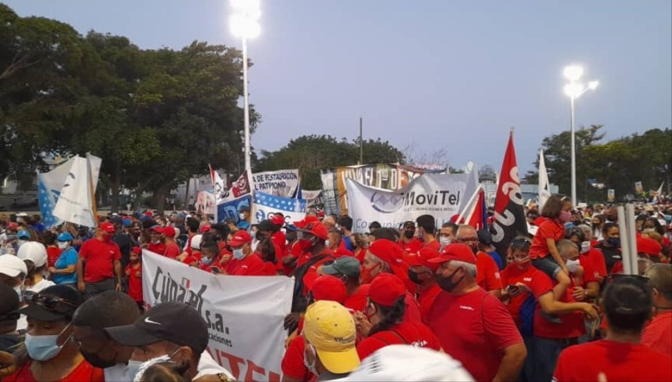 EmpresaCubatel's tweet photo. A punto de desfile, con el amanecer iluminando a la Patria!
#1Mayo #VamosConTodo #CubatelSA
@MINCOMCuba @GEIC_DICE @JavierG78246455 @Ignacio66796359 @YamiNana9 @ManuelBandera11 @Ernesto13078741 @Walbert86836849 @TejonHector https://t.co/utg5nIfMhW