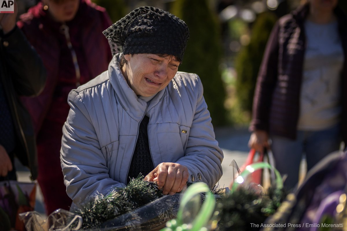 Coindiendo con el Dia de la Madre 👇
The mother of Oleksandr Mozheiko, 31, cries on the grave of his soon, an Irpin Territorial Defense soldier killed by Russian army, at the cemetery of Irpin, on the outskirts of Kyiv, on Sunday, May 1, 2022.