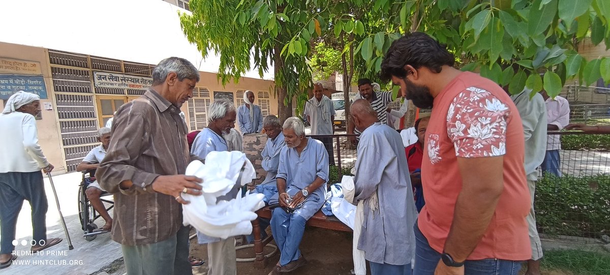 HintCluborg's tweet photo. दिल्ली निवासी मोनिका द्वारा उपलब्ध कराए गए कपडे जन सेवा संस्थान रोहतक एवं हिंटक्लब फाउंडेशन ने संयुक्त रूप से वृद्धाश्रम में किए वितरित #Clothes_Distribution
#HintclubFoundation @DiprHaryana @DC_Rohtak @rohtaknews @wecares4india
@apjgrowthforall @asianpaints @FoundationLadli https://t.co/AYEW8oEpmX