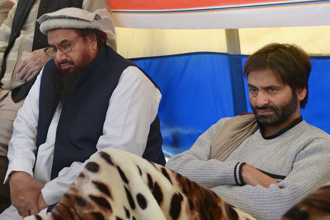 Bakruddin2's tweet photo. @JrRezvani This men on left is Hafeez saeed who is a radical Islamist and cause of much terror in Kashmir. The right guy has declared ceasefire and currently in Indian jail https://t.co/xdk886hJCJ