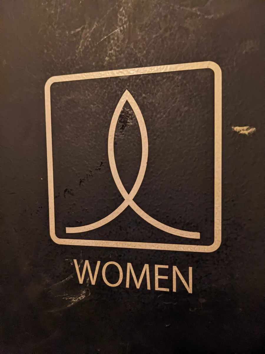 オシャレなお店のトイレ表示が…ココロが汚れている人にはわかるマーク？？