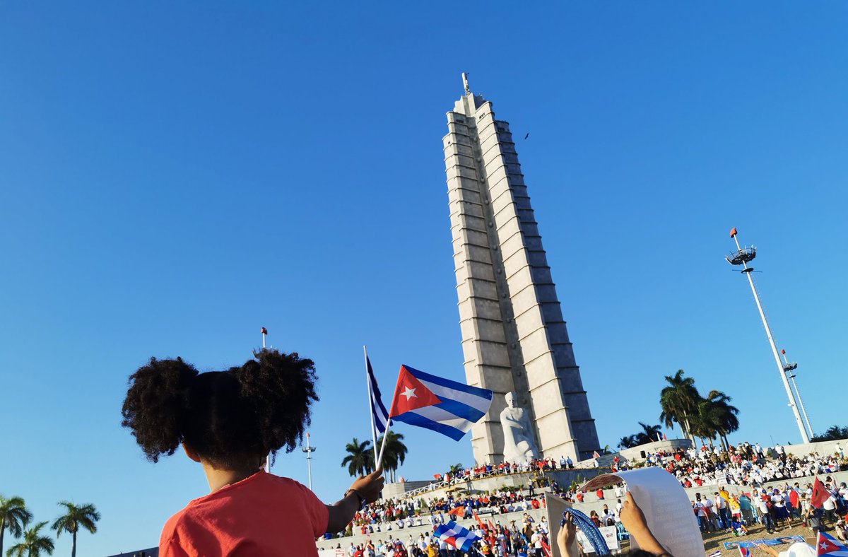 This little girl is probably living for the first time, one of the most popular events every year in #Cuba, #WorkersDay2022 

+/- 700k people gathered this morning in the Revolution Square in Havana, after a 2 year suspension of these types of parades due to COVID-19.