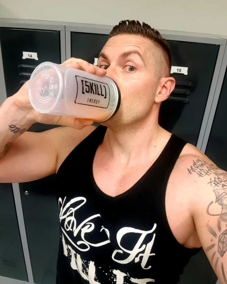 Noch kurz vor dem Training #SkillEnergy damit dir nicht der Saft⚡️ ausgeht!💪😉 
#skillifiziert

#workout #training #gym #BoostYourSkill #gamingbooster  #energydrink #performancedrink