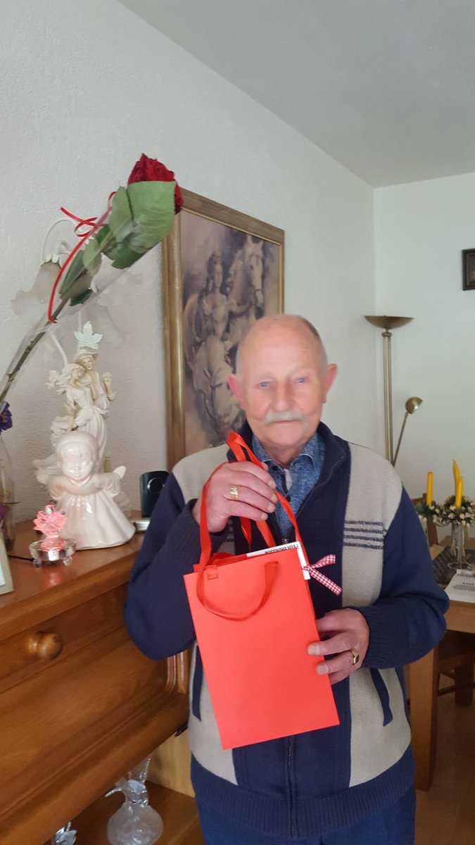 PvdABrunssum's tweet photo. Onze traditionele rozenronde op #dedagvandearbeid waarbij we onze 65+ leden in het zonnetje zetten! Fijn om ze weer even allemaal te zien ❤️ #pvda #brunssum https://t.co/UL6UluCEwf