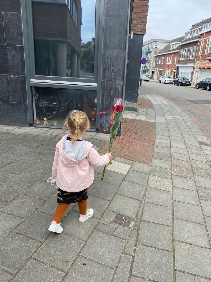 PvdABrunssum's tweet photo. Onze traditionele rozenronde op #dedagvandearbeid waarbij we onze 65+ leden in het zonnetje zetten! Fijn om ze weer even allemaal te zien ❤️ #pvda #brunssum https://t.co/UL6UluCEwf