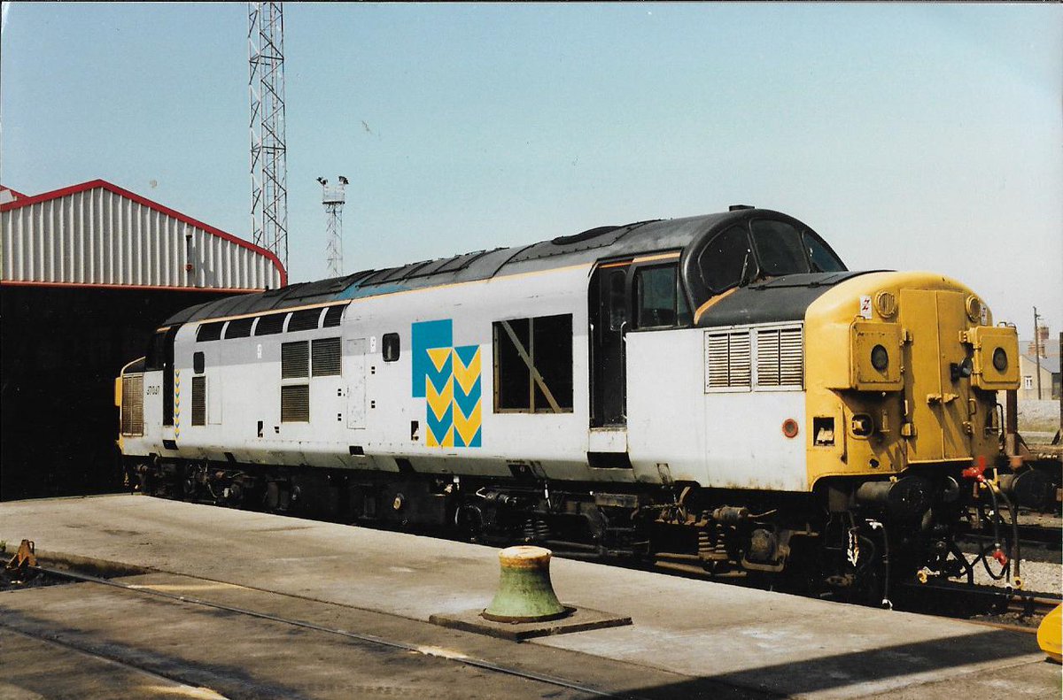 Cardiff Canton Depot 17th May 1992 British Rail Class 37 diesel loco 37037 stands on shed. The tractor looking superb in Railfreight Metals sector colours. #BritishRail #Class37 #Cardiff #Canton #trainspotting #Railfreight #tractor 🤓