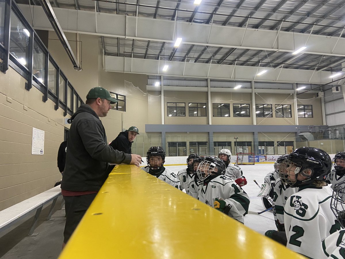 2011Prospects's tweet photo. The Huskies had a tough loss against the Eagles 5-3, their goalie turned away 50 shots. Going to play for bronze! 🥉 #huskiepride #huskieprospects #bronzemedalgame https://t.co/HW6ba2QrA4