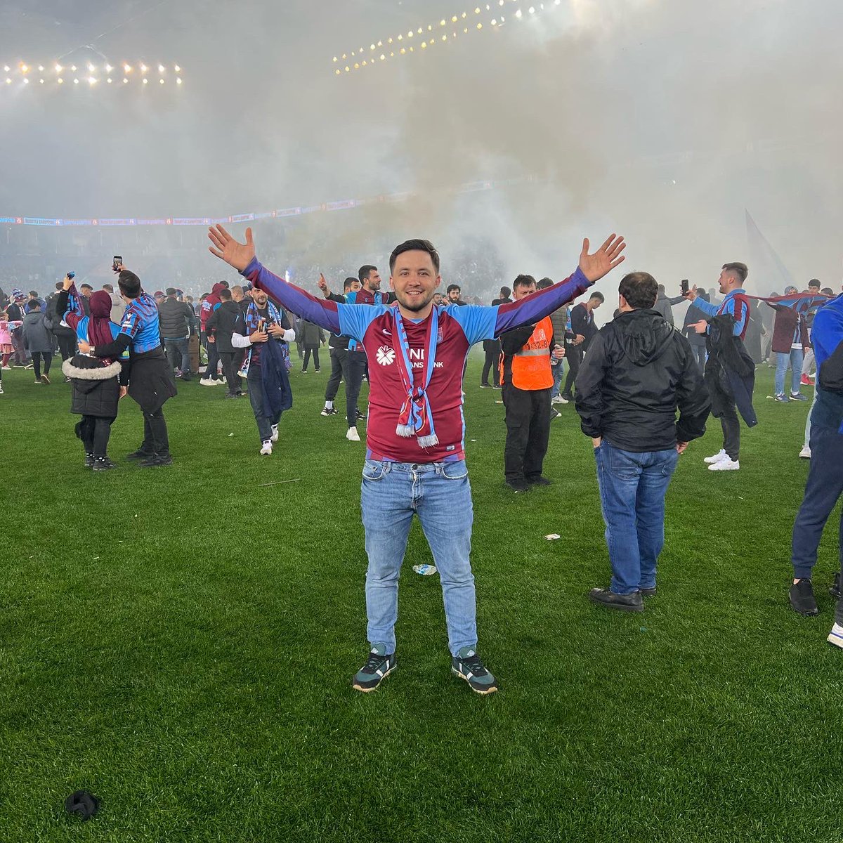 Sehzade_61's tweet photo. Anlatamam Dayı Yaşaman Lazım 🔴🔵♾🏆
#AşığımHerZerrene #SeniVerenAllaha #DuacıyımDuacı #YayındaVeYapımda #Emeği #Geçen #Herkesten #Allahım #YüzBin #Kere #Allah #Razı #Olsun https://t.co/ydciAZMydW