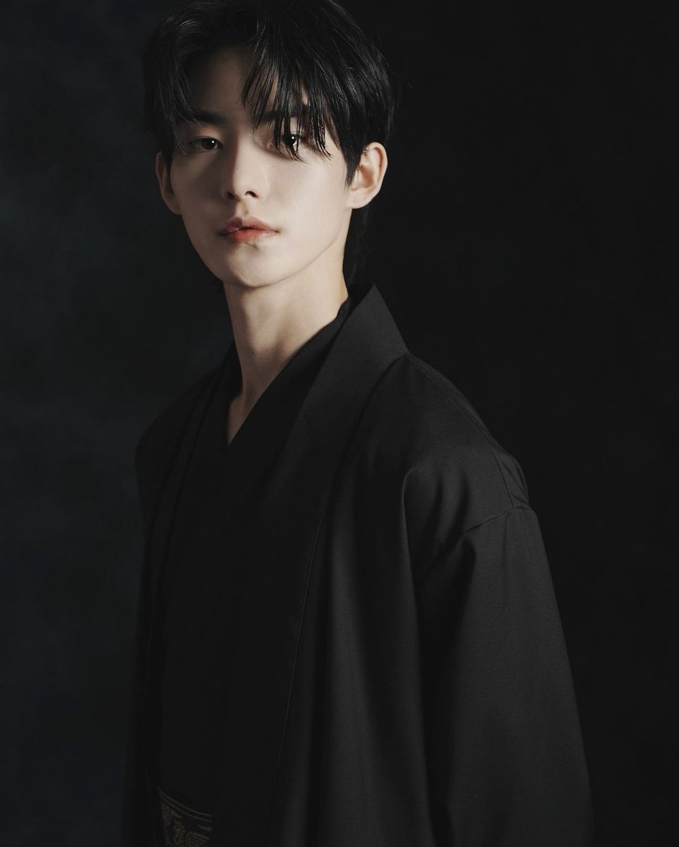 hyunjunily's tweet photo. hur hyunjun, 22, ethereal 

#hyunjun 
#허현준 https://t.co/7TMhJ6QNEv