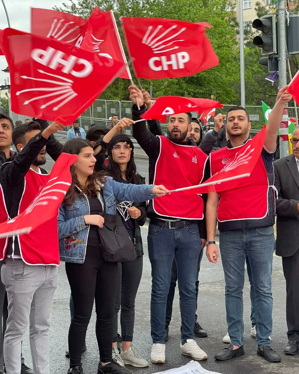 chpgencdyb's tweet photo. Emeğin, emektarın, alın terinin, dayanışma ve yardımlaşmanın günü olan 1 Mayıs’ımız kutlu olsun.

#BijiYekGulan 
#Yasasın1Mayıs 
#1MayısİsciBayramı https://t.co/jyT9yaXQ6W