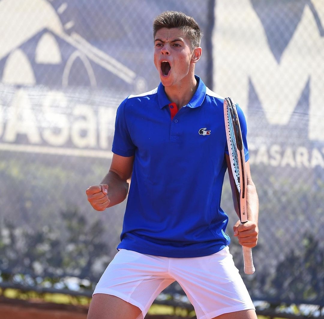 AFD7L's tweet photo. Temprano fue Cuenin, después Debru, ahora Arthur Gea (categoría 2005) da el batacazo y se baja a Oriol Roca Batalla (304°) por doble 7-5 para avanzar a la ronda final de la qualy del Challenger de Aix en Provence.

Una cosa de locos la nueva camada francesa. https://t.co/fP9JpvbIxY