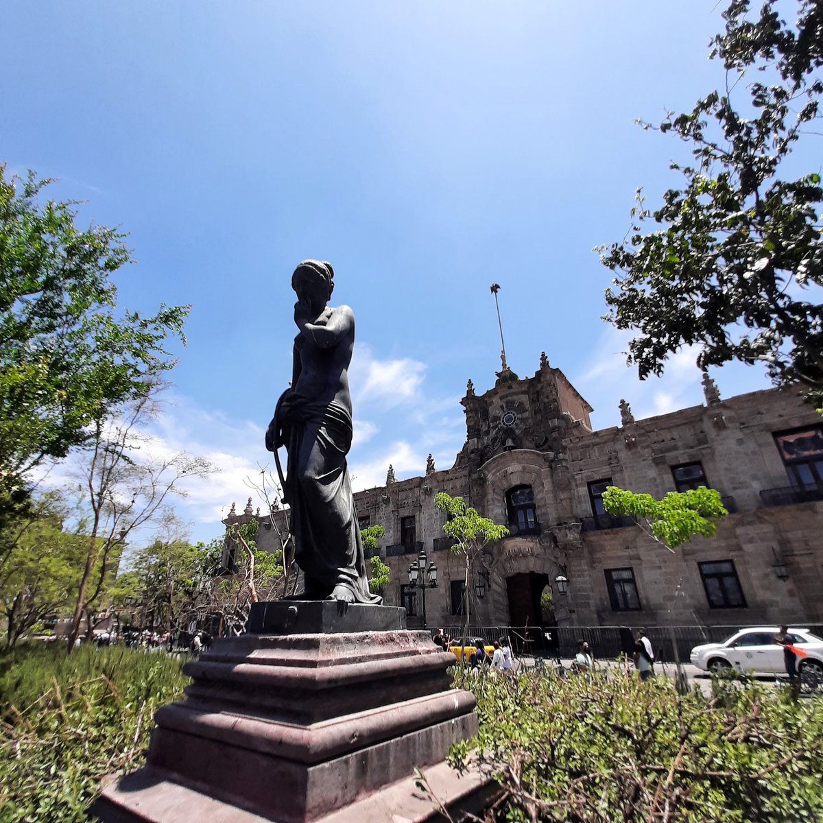 SonrieCiclista's tweet photo. Disfrutemos de nuestras #ciudades sin pelear o molestarnos por tonterías al viajar por las calles en nuestros #vehículos, todas las ciudades son hermosas y de nosotros los #ciudadanos como visitantes, depende que sigan siendo increíbles y #transitables. 🏙🚶♂️🚶♀️👩🦯🚴♀️🧑🦼🛻🚎🚌 #gdl https://t.co/DvfJw6ZXp9