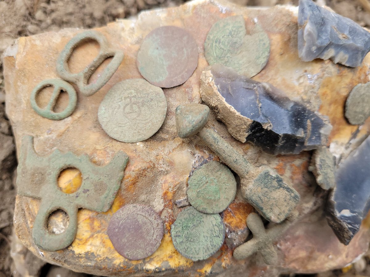 A140_Artefacts's tweet photo. All of today's PAS recordable finds displayed on a big rock!! The hammered alluded me today unless you count jettons, royal farthings or 1600s trade tokens...I don't!! In the other finds for the day nothing exciting really to show 👍 https://t.co/wQnfbUyHH9