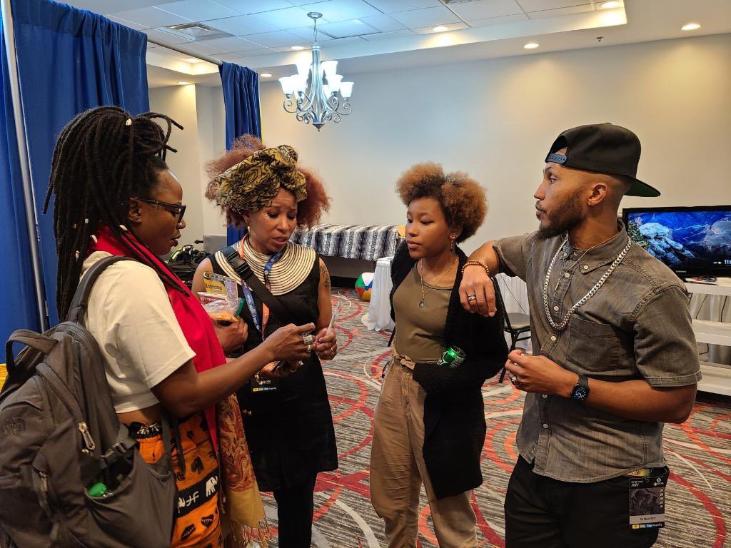 TheReminders's tweet photo. Best part about #Festivals is connecting with other musicians, we had a great time performing and also enjoyed all of the incredible music there. #lakoumizik #natucamara #TheReminders @festivalintl https://t.co/UcZLgpBph1