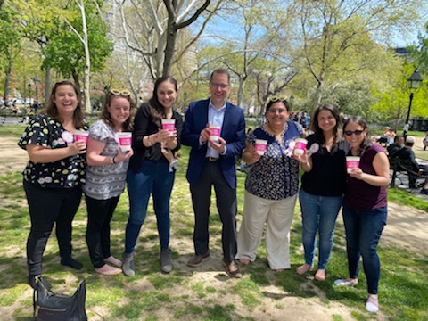 Celebrating Jess Siskind's Bachelorette with Manhattan Borough President <a href="/MarkLevineNYC/">Mark D. Levine</a> in Washington Square Park!! #bridetribe #mazeltov <a href="/mindylipson/">Mindy Lipson</a> <a href="/ICTNYC/">LiavShapiroInstruction</a>