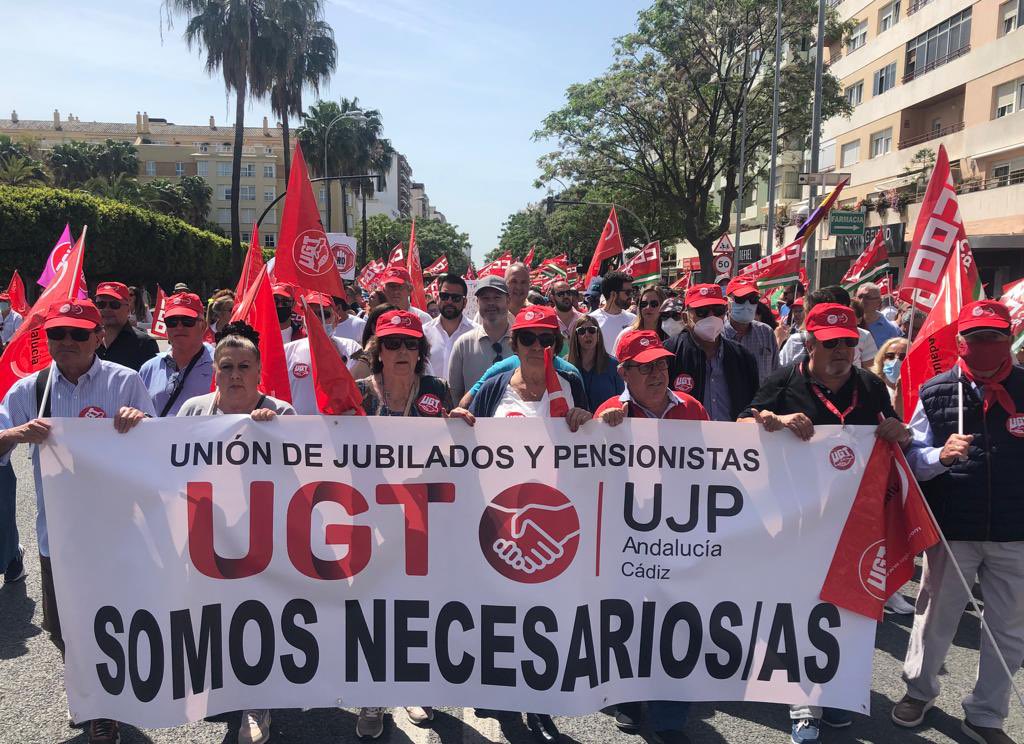 psoecadiz's tweet photo. 🌹Compartimos con los sindicatos una jornada para los trabajadores que han levantado este país aún en las circunstancias más difíciles.

🗣@JCRuizBoix agradece a los sindicatos el trabajo realizado y se suma a la reivindicación de más #empleo.

✅ https://t.co/p6ONunb5oO https://t.co/MEtRlbCEKA