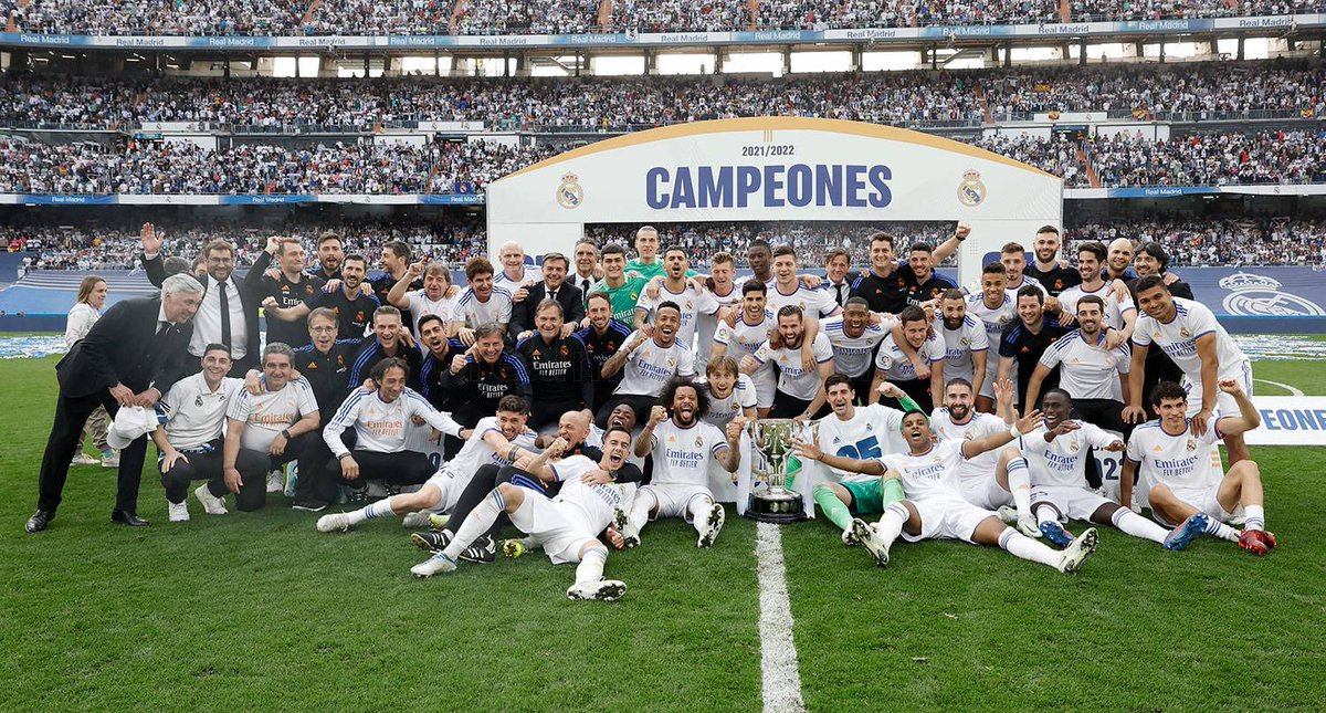 SeputarMadrid's tweet image. REAL MADRID CLUB DE FÚTBOL. CHAMPIONS OF SPAIN 2021/22. CHAMPIONS OF LALIGA FOR THE 35th TIMES. 🏆🤍💜

#CAMPEON35 #HalaMadrid 

— Thread kumpulan foto-foto perayaan di Bernabéu —