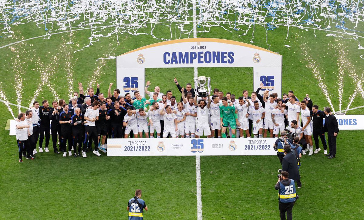 SeputarMadrid's tweet image. REAL MADRID CLUB DE FÚTBOL. CHAMPIONS OF SPAIN 2021/22. CHAMPIONS OF LALIGA FOR THE 35th TIMES. 🏆🤍💜

#CAMPEON35 #HalaMadrid 

— Thread kumpulan foto-foto perayaan di Bernabéu —
