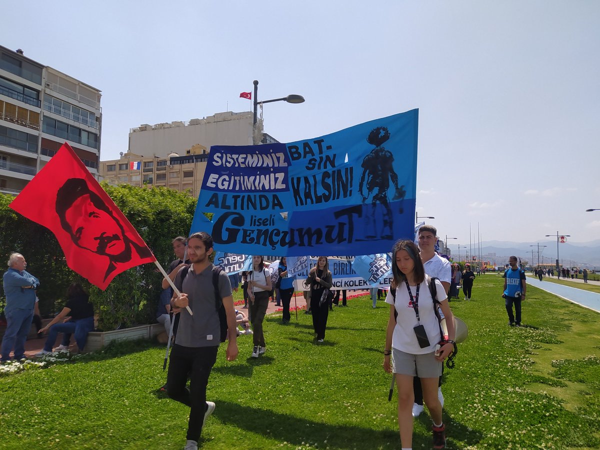 📍İzmir
❗SİSTEMİNİZ BATSIN, EĞİTİMİNİZ ALTINDA KALSIN❗
Lisenin ruhunu Gündoğdu Meydanı'na taşıdık. Yaşasın 1 Mayıs!