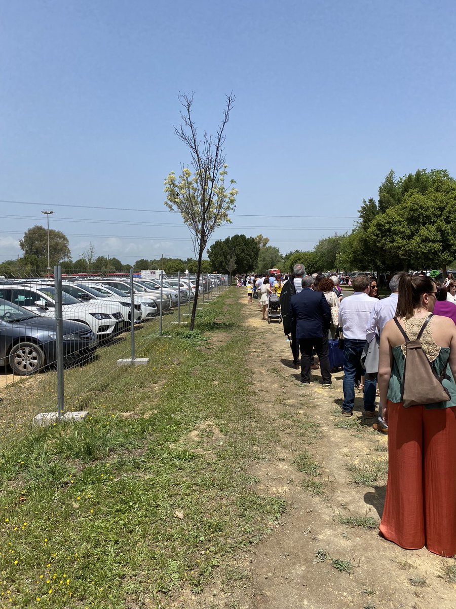 villasapo's tweet photo. @Ayto_Sevilla estupenda organización del aparcamiento de charco de la pava este año.. 2 horas para llegar aparcar y coger el bus…eso si los 8€ de que no se vayan a olvidar de pagar …vergonzoso #FeriaSevilla22 https://t.co/eK7K8JYTTV