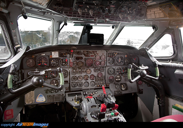 USAS_WW1's tweet image. 2/ #France #avgeeks #aviation France's Caravelle was world's first short/medium range commercial passenger jet (9 years before B-737). Crew: 3; 80 passengers; 105' l x 112.5' w x 28.6' h; 2 × Rolls-Royce Avon Mk.527 turbojet engines (11,400 lbf thrust).