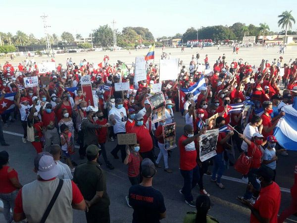 RondonKamilo's tweet photo. Trabajadores de la #UniversidadDGranma y del sector educativo en la #ProvinciaGranma desfilan ahora en saludo al #PrimeroDeMayo en #Bayamo. #CubaViveYTrabaja #PorGranmaLoMejor https://t.co/glT2kIRMrW
