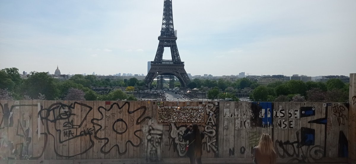 Je n'ai jamais porté d'attention au #saccageparis. Trop excessif, politisé. Mais force est de constater que le #trocadero et le #champdemars ,cartes postales de #Paris et donc de la France, sont dans un état déplorable. Tags, plus de pelouse, déchets... #tristesse