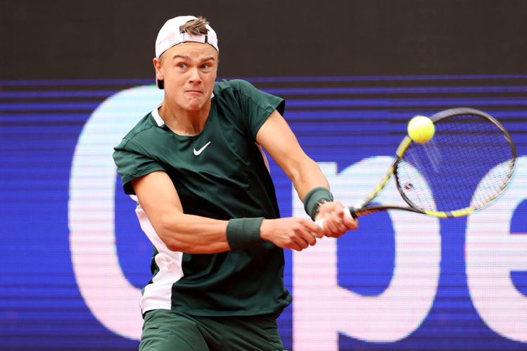 🏆 @holgerrune2003 wins his first ATP title in Munich as Botic van de Zandschulp retires at 4-3! 

@BMWOpen2022 | #BMWOpenbyAmex