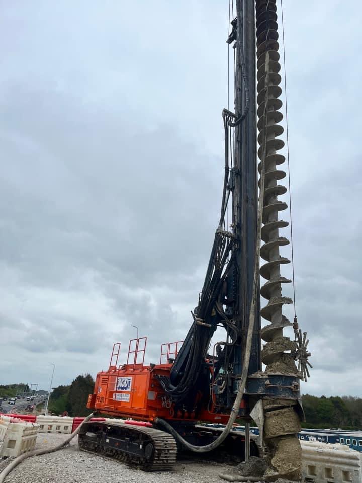 AGDEquipment's tweet photo. Yet another multi-machine job. We’re supporting @IvorKingPiling - installing 14.5 m deep 900 mm #CFA piles alongside the M1 in Northampton. Utilising one of our #NCB FD200 #CFA #PilingRigs and @SENNEBOGEN_mk 653R 50 t #TelescopicCrawlerCranes working both night & day https://t.co/rMWqaJm1wV