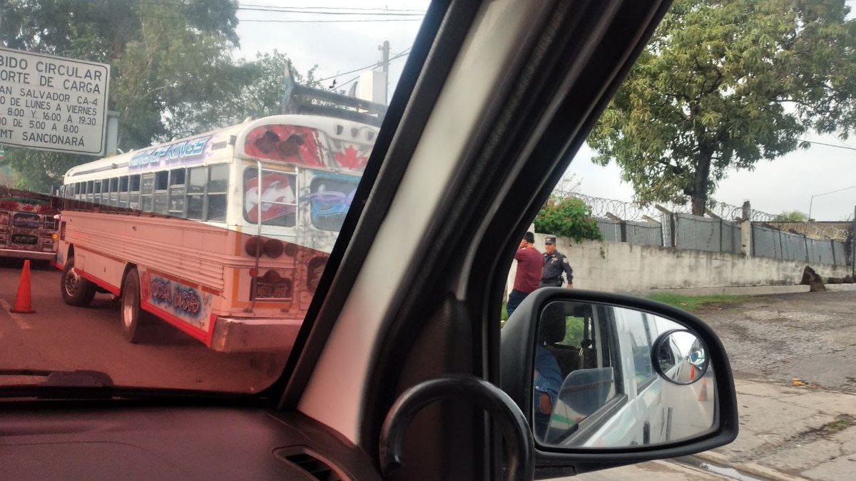 SinFarsas's tweet photo. #1Mayo ✔️ A esta hora de la mañana  la Policía Nacional Civil mantiene detenidos 6 buses que se dirigen a la histórica marcha del Día del Trabajador  en el km 11 de la carretera Troncal del Norte. #1M https://t.co/7y53pgLJOW