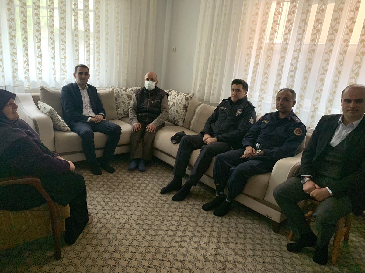 Sayın Kaymakamımız Mevlana Kürkcü beraberinde İlçe Jandarma Komutanı Kenan Altıntaş, Polis Merkezi Amiri Ahmet Fener ve SYDV Müdürü Zafer Sadıç ile değerli Şehit Ailelerimizi ziyaret ederek Ramazan Bayramını kutladı.