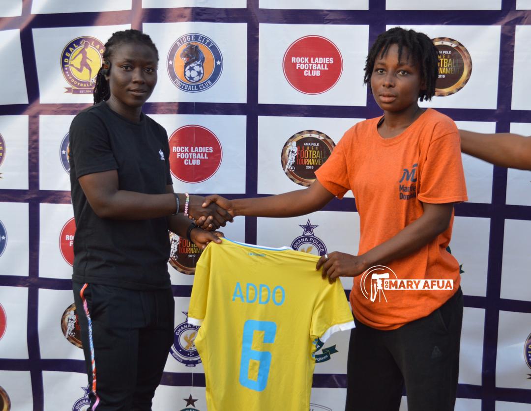 DorisAsiamah10's tweet photo. WHAT GOD CAN'T DO DOESN'T EXIST
2019
Maestro @AmaPele10 presented a signed shirt to me as the promising player of The Ama Pele Tournament
2022
The dream was to play with her one day,Yesterday i was fortunate to have played against her & it felt more like playing with her 🥰 https://t.co/bYBSC9X80Y