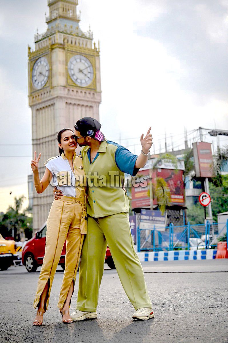 Check out this pic of #KaranKundrra romancing ladylove #TejasswiPrakash in Kolkata! <a href="/itsmetejasswi/">Tejasswi Prakash</a> <a href="/kkundrra/">Karan Kundrra</a> #TejRan