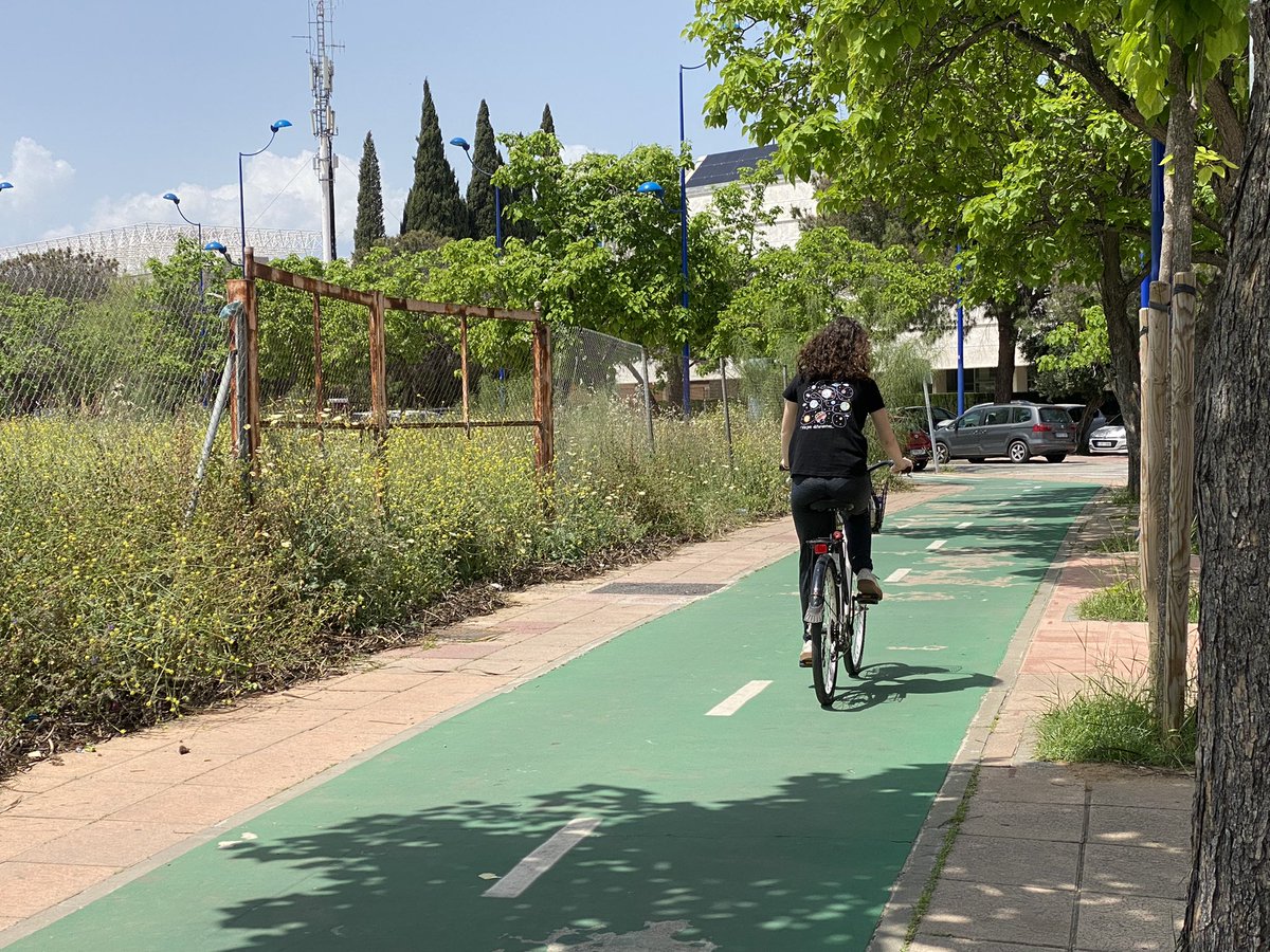 pilarrquiros's tweet photo. Sevilla, de punta a punta, con carriles bici, pintados o señalizados (por chapitas de metal, no como en #Málaga por adhesivos que se gastan). En tecnología (privada) seremos la caña, pero en movilidad somos ZERO SMART! https://t.co/8lbLSxHk6L