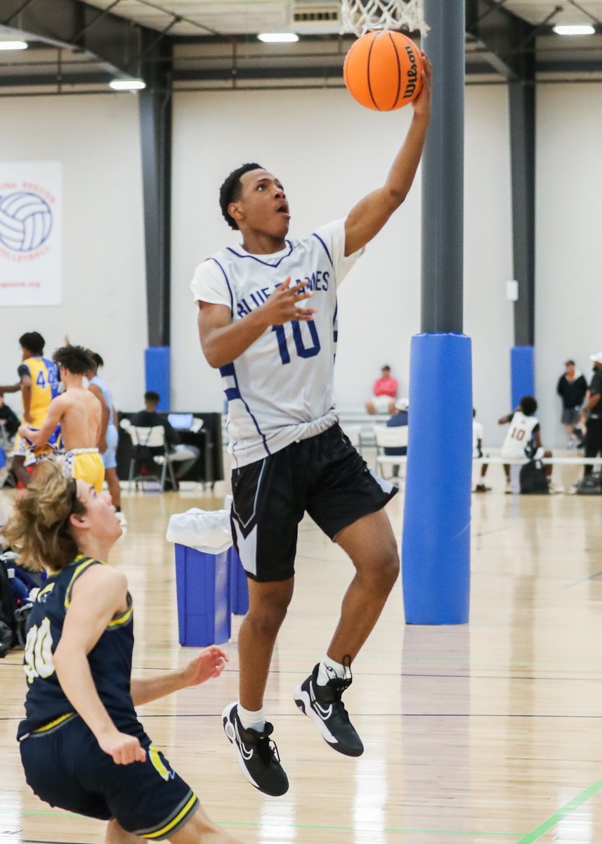 PhenomMixtapes's tweet photo. Day 2 action of #PhenomStayPositive is underway here at @RiseIndoorSport...#PhenomHoops https://t.co/xF78eXkkBJ