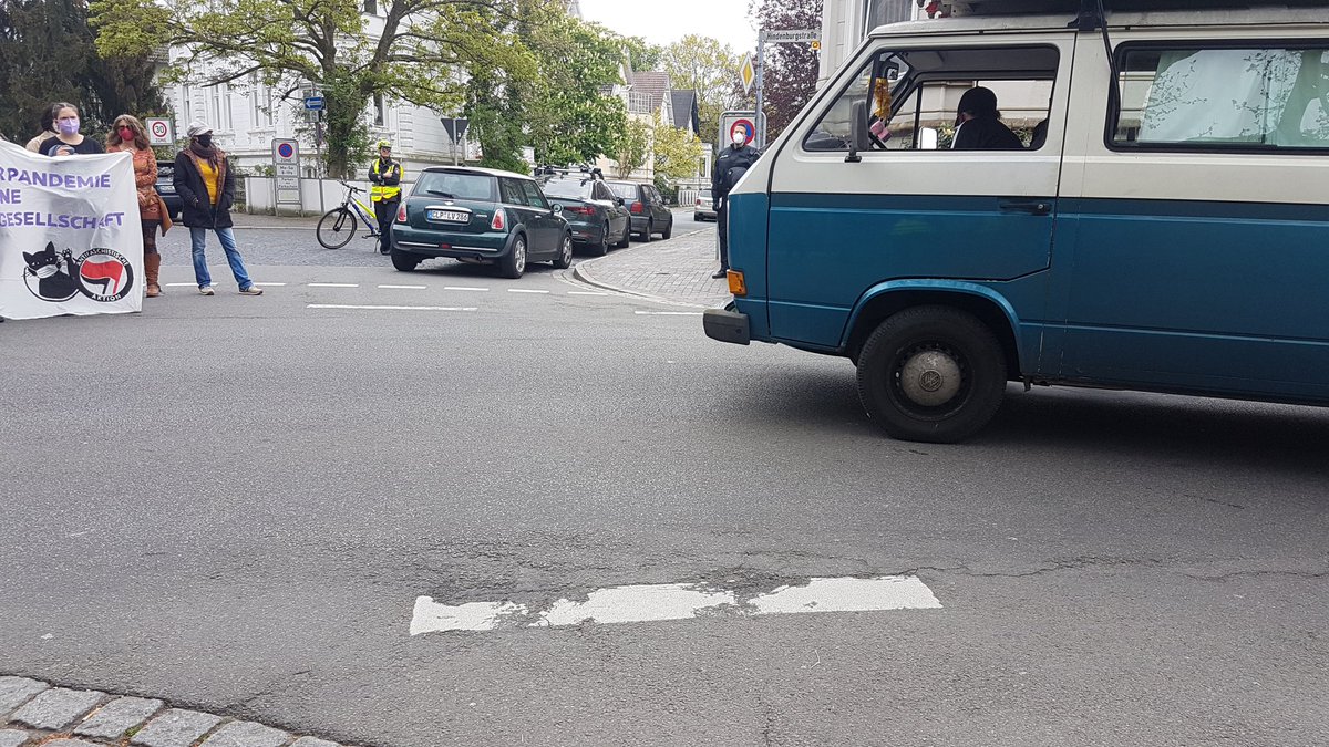 solidarischol's tweet photo. Das wollten wir nicht unterschlagen: Vor der Kundgebung beim Klimacamp gibt es noch einen Redebeitrag vor dem "Berliner Zimmer" von Holocaustleugnerin Imke Barnstedt mit einem Redebeitrag von @Nika_Oldenburg.
#ErsterMai
#Ol0105 https://t.co/pzOtk2PFFP