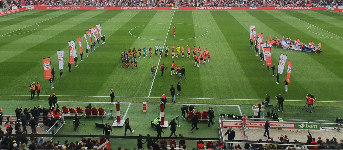 PvanElsacker's tweet image. Speelt Willem II op gympies of zo? Om de haverklap glijden ze uit!
#PSVWII #gladijs