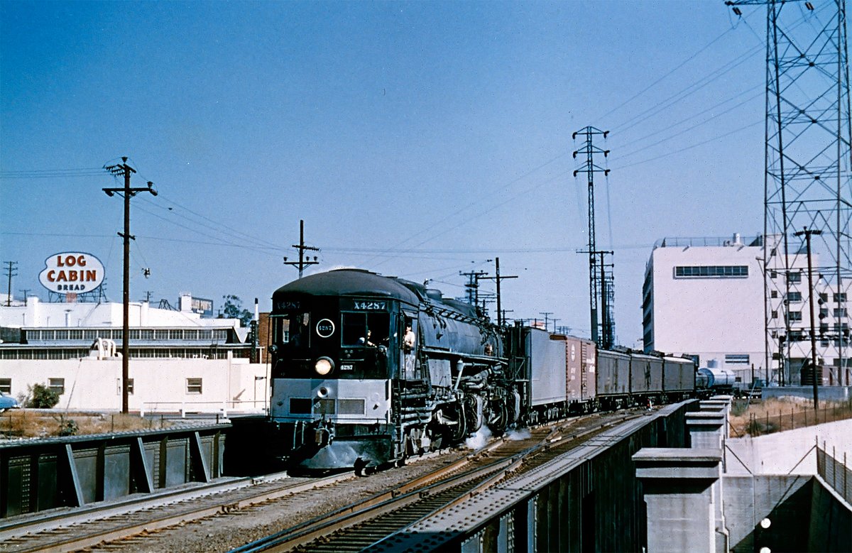 americanrails's tweet photo. Southern Pacific 4-8-8-2 "Cab Forward" #4287 steams into northeast Los Angeles and past the Log Cabin Bread bakery in July, 1955.  John Shaw photo.  https://t.co/IXeQVJaCst collection. https://t.co/t9I1IZMLZ2