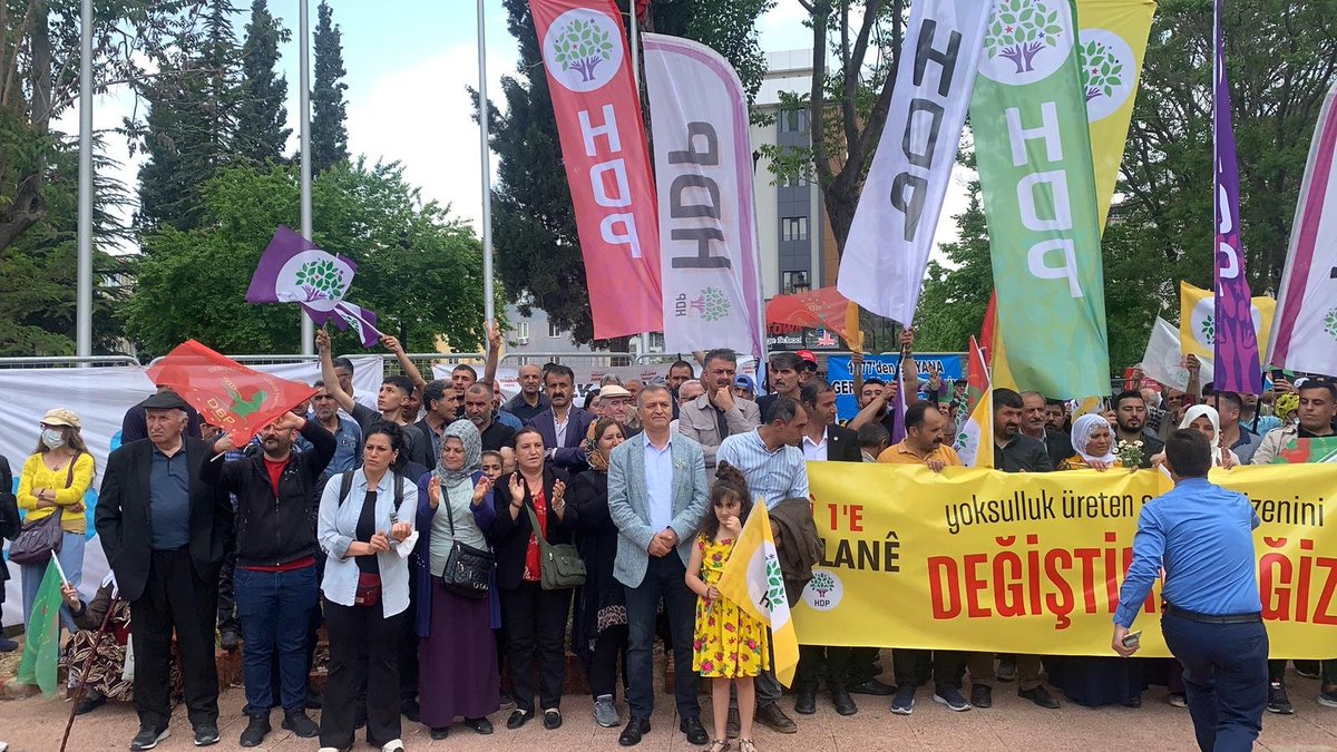 dilok_hdp's tweet photo. Antep millet vekilimiz sayın @togrularya 
İl eş başkanlarımız,pm üyelerimiz,ilçe örgütlerimizle 1Mayıs alanındayız...
@GaziantepHdp @GozekMikail @KaraylanMehmet https://t.co/xBTqlelO8Q