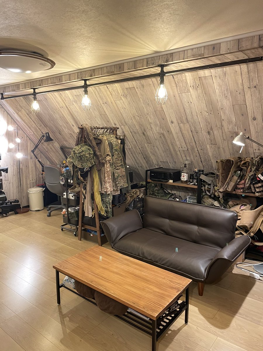 xxxlegoxxx's tweet photo. 趣味部屋のDIYがひと段落着いた。
.
.
#ガンラック #エアガン収納 #エアガン #トイガン #壁掛け #サバゲ #サバゲー #サバイバルゲーム #インダストリアル #愛銃晒すとサバゲーマーがフォローやrtをしてくれるらしい #DIY #BRIWAX #アイアンペイント https://t.co/CHg3vYrSQk