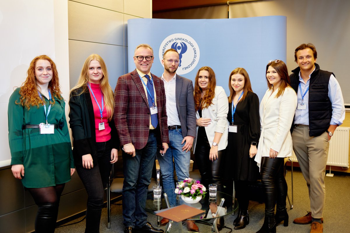 kubadobroch's tweet photo. Z szefem oraz Studenckim Kołem Naukowym przy  Uniwersyteckim Centrum Onkologii - konferencja Praktyka Ginekologa Onkologa 2021 #bialapodlaska // With Prof. Knapp and members of our department's Student Scientific Group on the Polish #gynonc Association Conference in Dec 2021 #tb https://t.co/52gH0tT49d