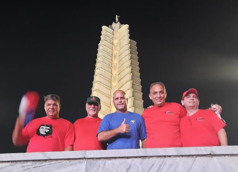 Allí estuvimos #LosCinco desde temprano, junto a nuestro pueblo, como un día prometió #Fidel, porque esta Revolución no abandona a sus hijos. #Cuba #CDRCuba #SomosDelBarrio #1Mayo