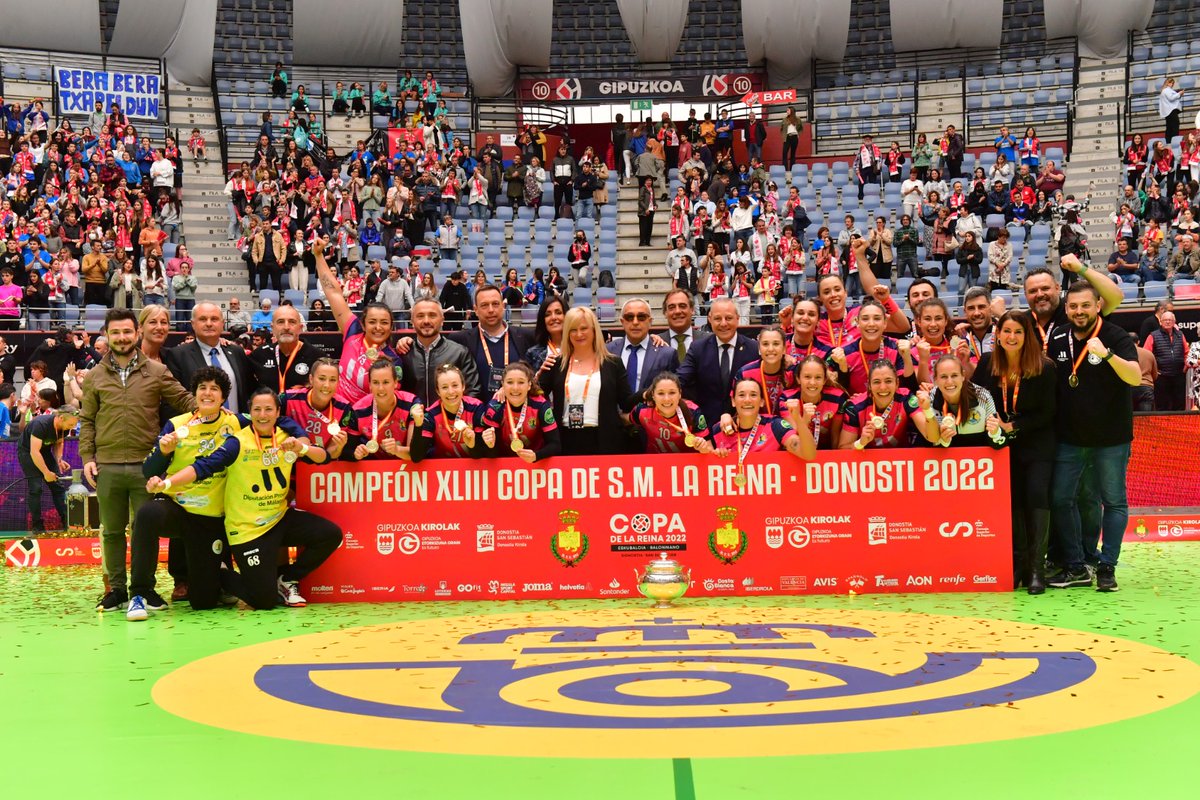 RFEBalonmano's tweet photo. 📸 @BMMalagaCosta, 𝐂𝐀𝐌𝐏𝐄𝐎𝐍𝐀𝐒 𝐃𝐄 𝐋𝐀 𝐂𝐎𝐏𝐀 𝐃𝐄 𝐒. 𝐌. 𝐋𝐀 𝐑𝐄𝐈𝐍𝐀 @Ayto_SS @Gipuzkoa 𝟐𝟎𝟐𝟐 🏆🥇

#CopaReina2022 #SheLovesHandball https://t.co/xp5TcTPkqP