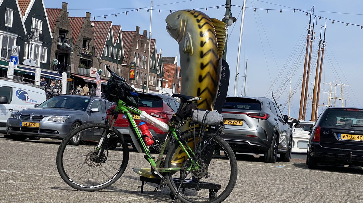 “Anders nog iets?”
“Een paar touwtjes graag.”
Rondje Volendam = paling aan de stang.