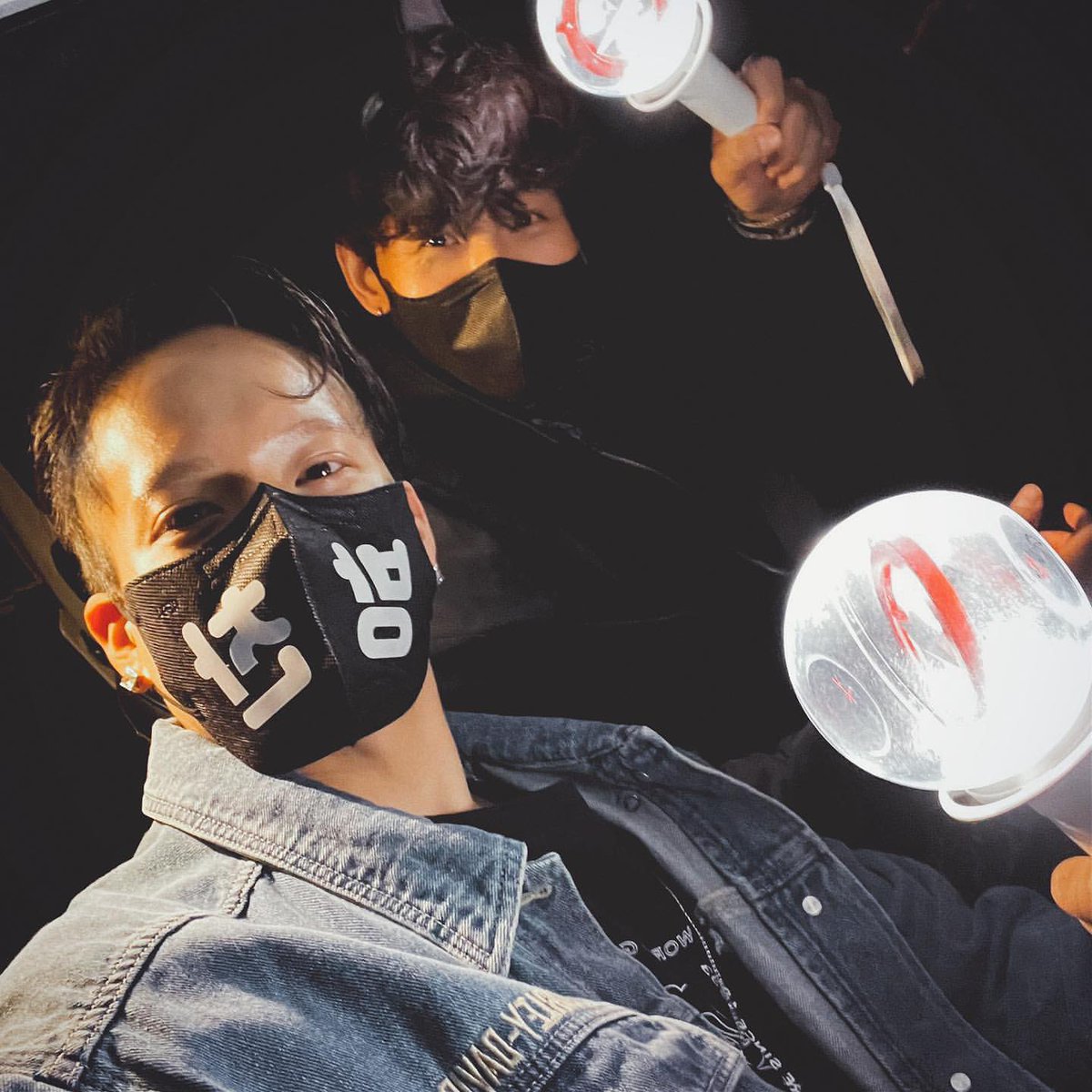 skzinfoespmx's tweet photo. Peniel del grupo BTOB estuvo el día de hoy en el concierto de Stray Kids en Seoul y lo compartió en redes

(su cubrebocas dice "Bang Chan") https://t.co/YWAdbLqvqS