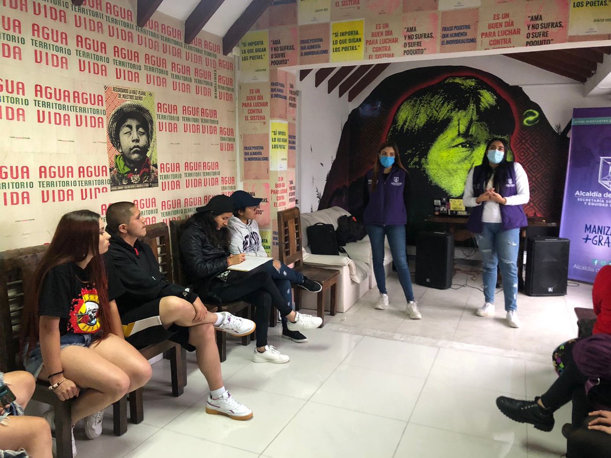 SecMujerMzl's tweet photo. ✅Mujeres Constructoras de Vida es una iniciativa con la que impactamos colectivos y lideresas mujeres, para que sean referentes en las comunas como conocedoras de las rutas de atención para atender población víctima de violencia. https://t.co/SZCG66tck4