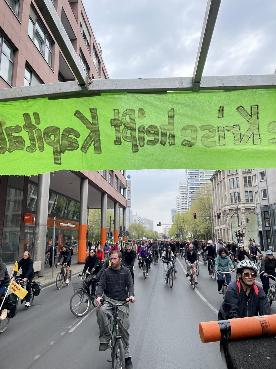 Endlich soziale Durchmischung im #Grunewald: Die riesige Raddemo ist angekommen.

Es wird Zeit, dass die Grunewalder*innen aufhören sich an ihr Vermögen zu klammern und anfangen sich durch Umverteilung aktiv daran zu beteiligen, das Gute Leben für alle aufzubauen.

#b0105 #1Mai