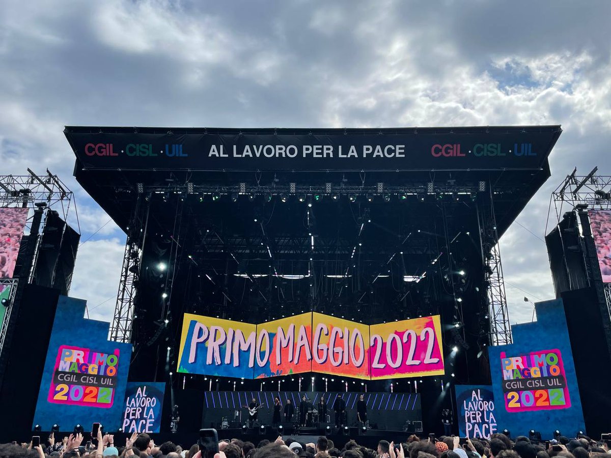 primomaggioroma's tweet photo. “Tutti noi proveniamo da zone di guerra e abbiamo lanciato un messaggio di pace. Non avrete capito nulla, ma quello che abbiamo detto lo conoscete a memoria. Lo ha scritto un inglese tanti anni fa. Ora proviamo a cantarlo #insieme.

#1M2022 #Imagine https://t.co/JnAxucn2IT