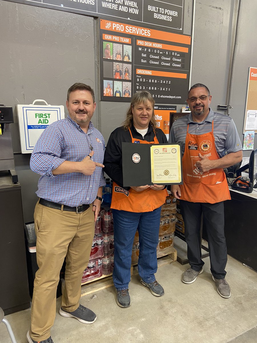 nashtopher's tweet photo. Congratulations to Karen at the Sherman Home Depot store 518! She received the VP badge for excellence in Pro. She is a part of an awesome team! GO PRO!! @SMaurice2 @EvanSchroer @kjl265 @TeriTomme @THDShermanTX https://t.co/72dBS4ZjR4